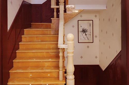 莱芜中式别墅室内汉白玉石楼梯的定制安装装饰效果
