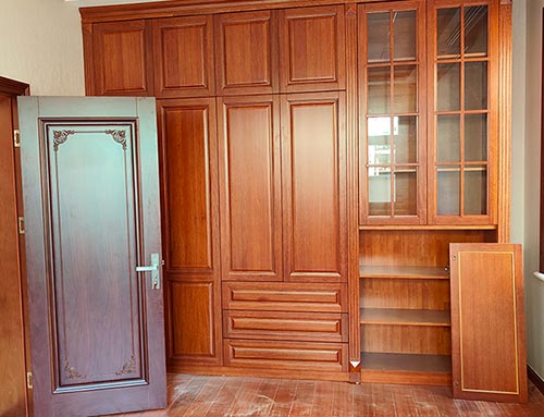 莱芜中式家庭装修里定制的实木衣柜效果图